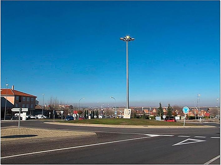 La entrada principal a Villamayor por la SA-300 desde la capital.