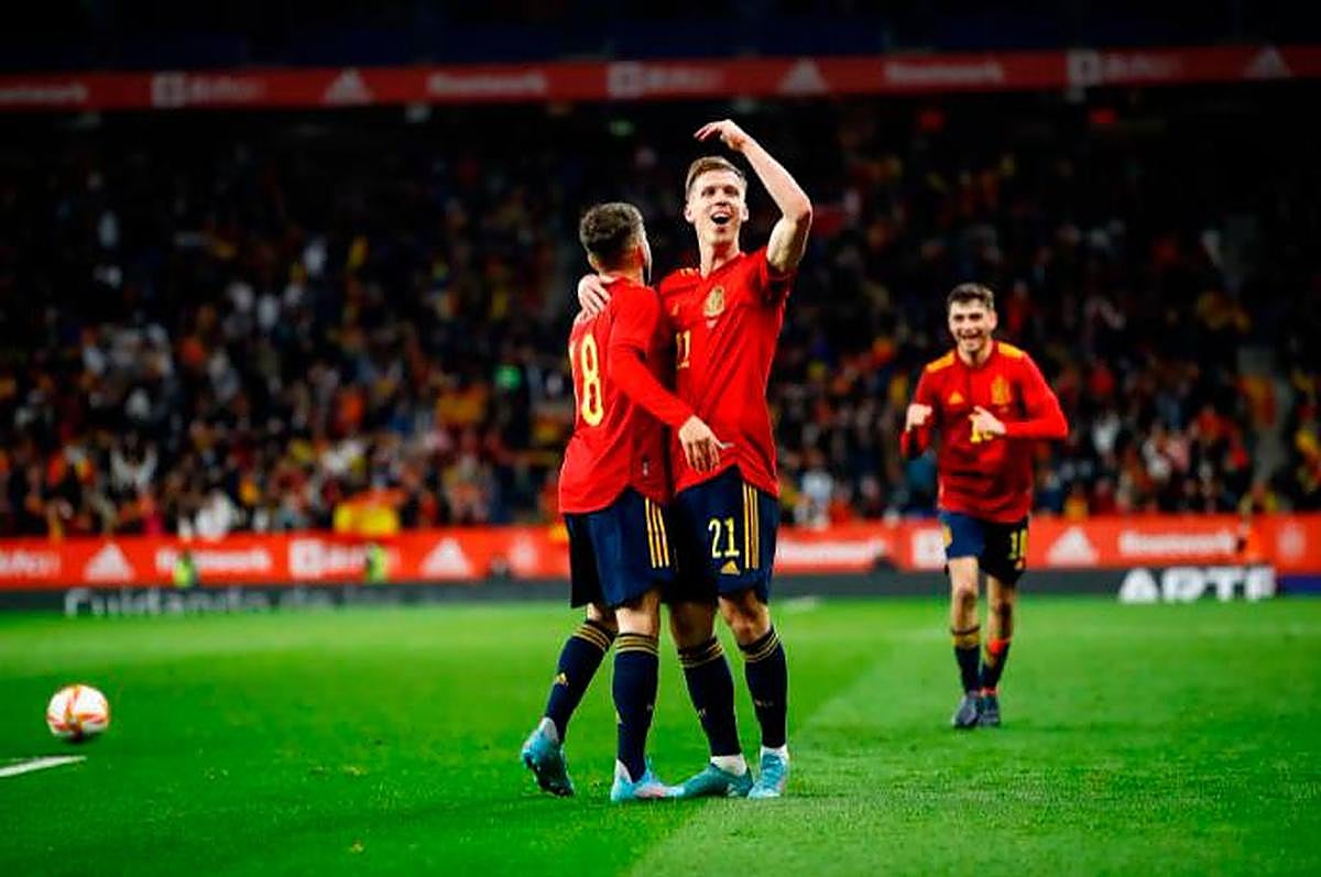 Dani Olmo celebra uno de los goles