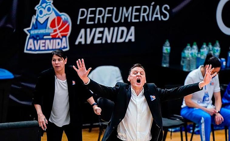 Roberto Íñiguez durante el partido