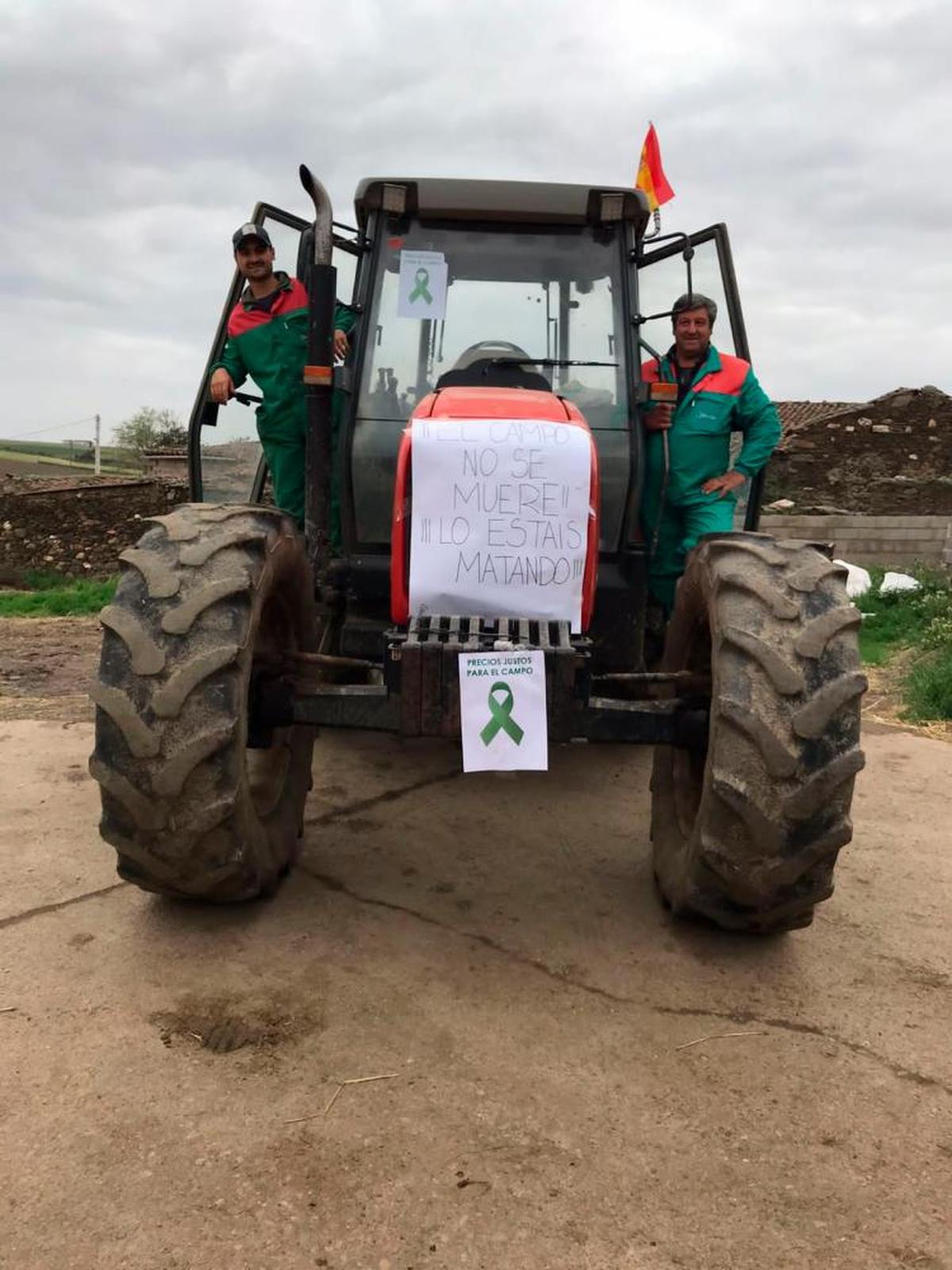 Oscar y Luis Ángel Moro mantienen la reivindicación en su tractor.