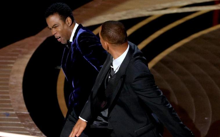 Will Smith golpea al humorista Chris Rock.