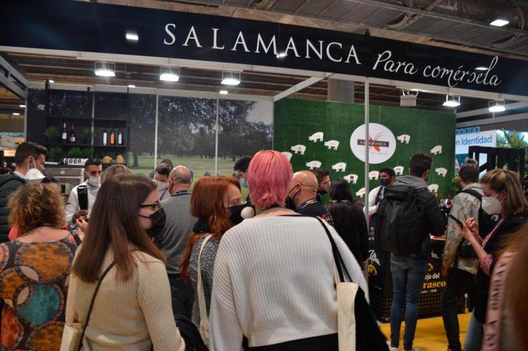 Buen ambiente en el primer día de degustaciones en el stand del Ayuntamiento de Salamanca en Madrid Fusión.