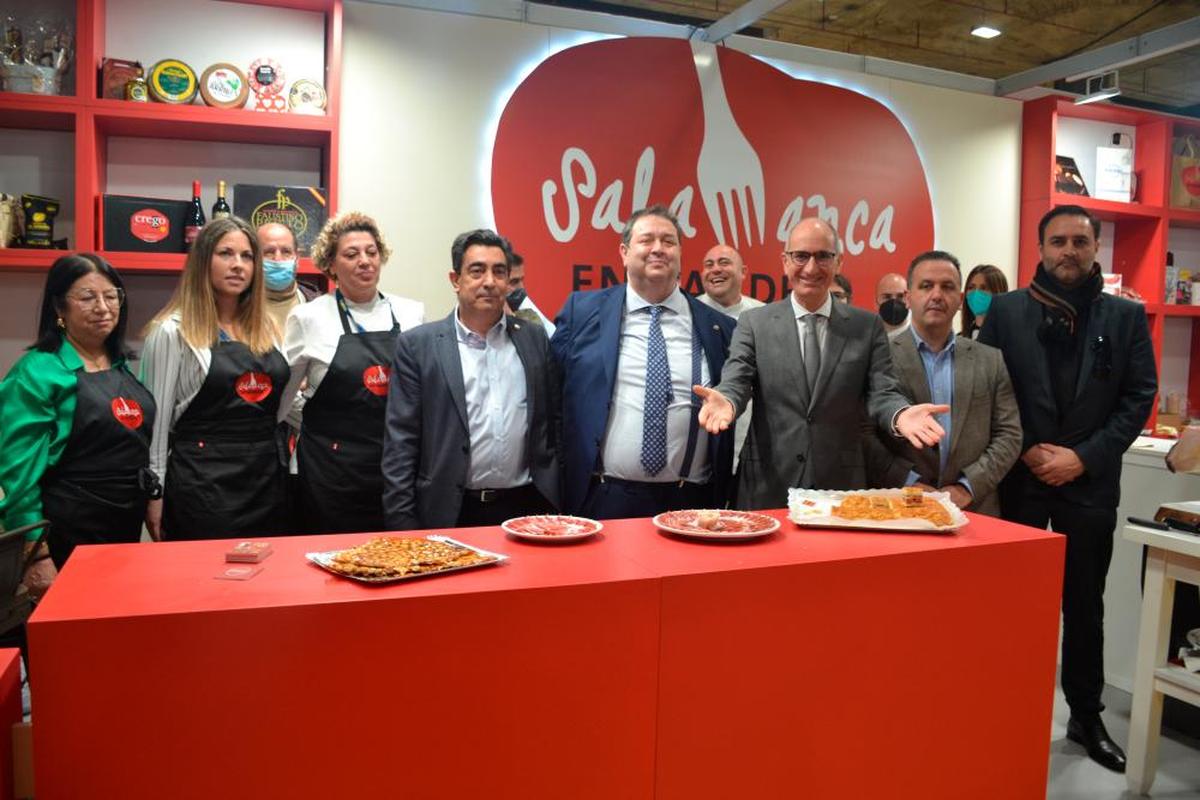 El presidente de la Diputación de Salamanca, Javier Iglesias, junto al resto de autoridades y algunos cocineros en el stand de “Salamanca en Bandeja”.