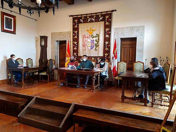 Sesión plenaria celebrada, con los asientos libres del PP a la izquierda de la imagen.