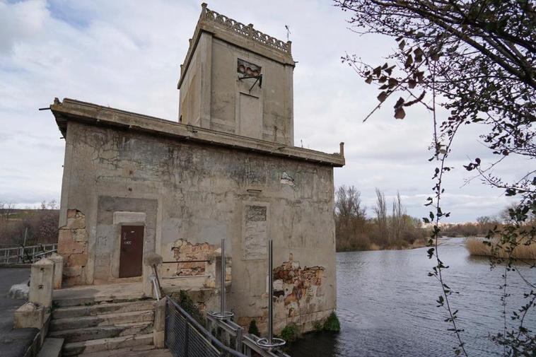 La deteriorada Fábrica de la Luz de Tejares, situada en la margen izquierda del Tormes.