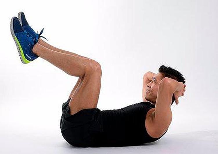 Un hombre realizando ejercicios para fortalecer el abdomen.