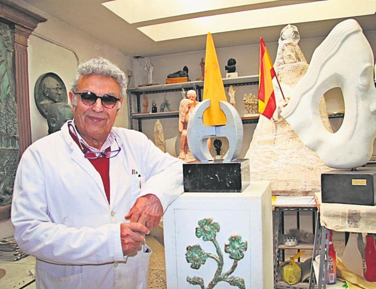 El artista Valeriano Hernández con la maqueta de su obra “Villamayor en Europa”.