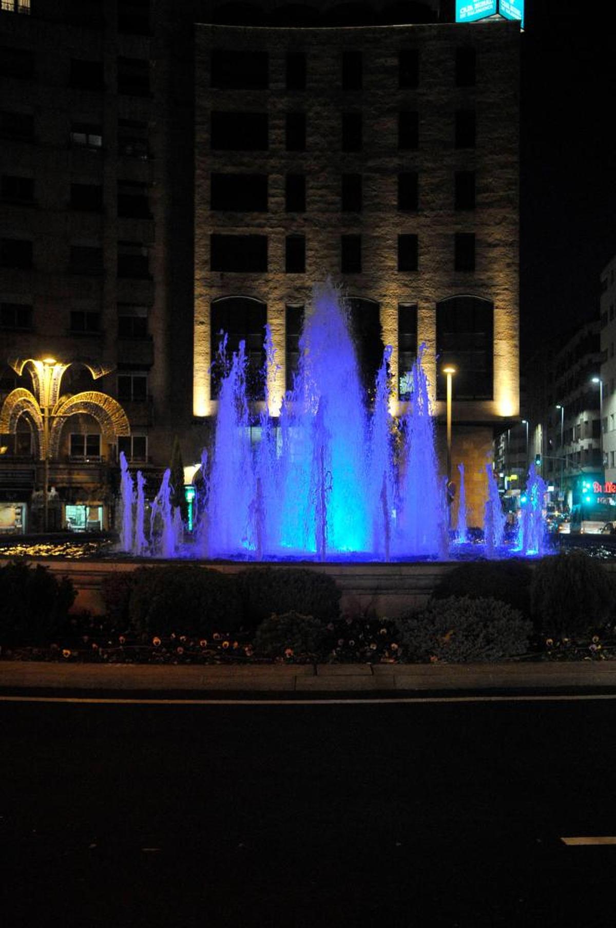 La fuente de la Puerta Zamora iluminada de azul