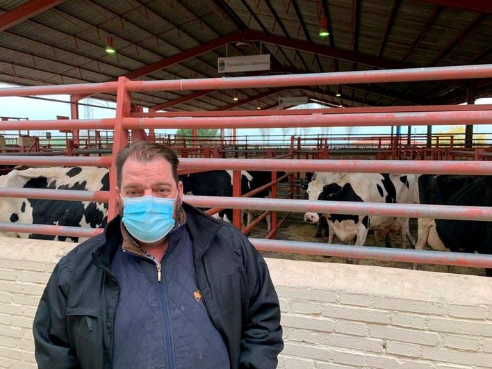 Julián González, en el mercado junto a los corrales de vacas