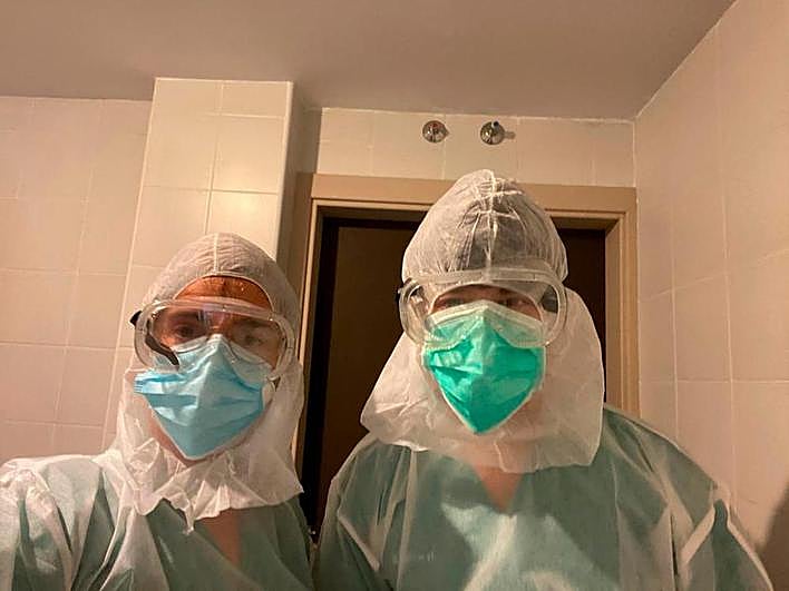 La psiquiatra Pilar Andrés (derecha) -que se incorporó a los equipos covid- junto a un compañero del servicio.