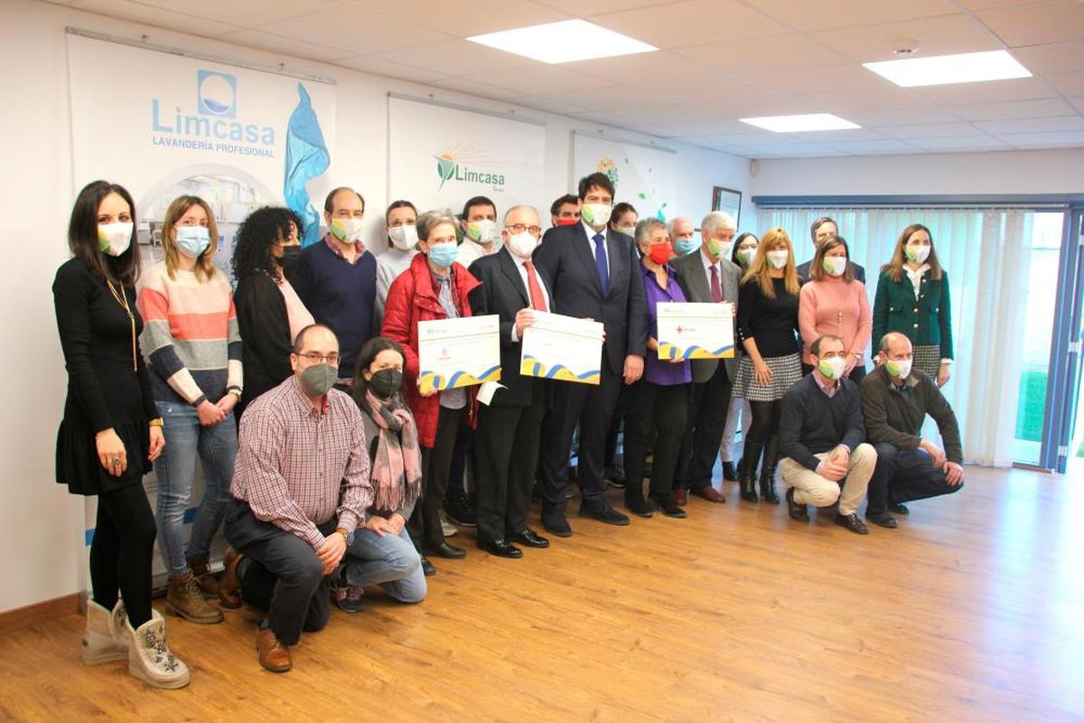 Representantes de Limcasa junto a los del Banco de Alimentos, Cáritas y Cruz Roja