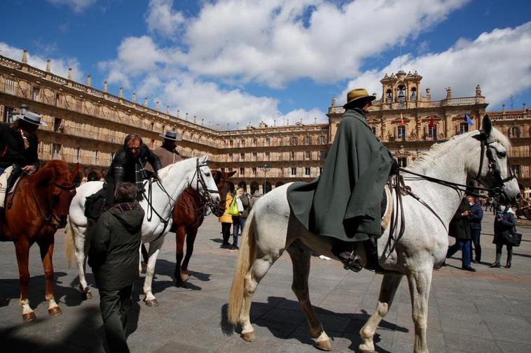 Los jinetes hacen su entrada en la Plaza Mayor