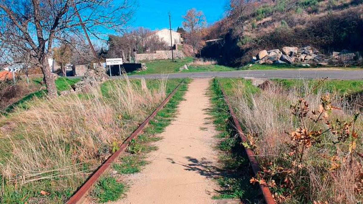 Imagen de las vías del tren a su paso por la localidad de Navalmoral de Béjar, que dará paso al Camino Natural.