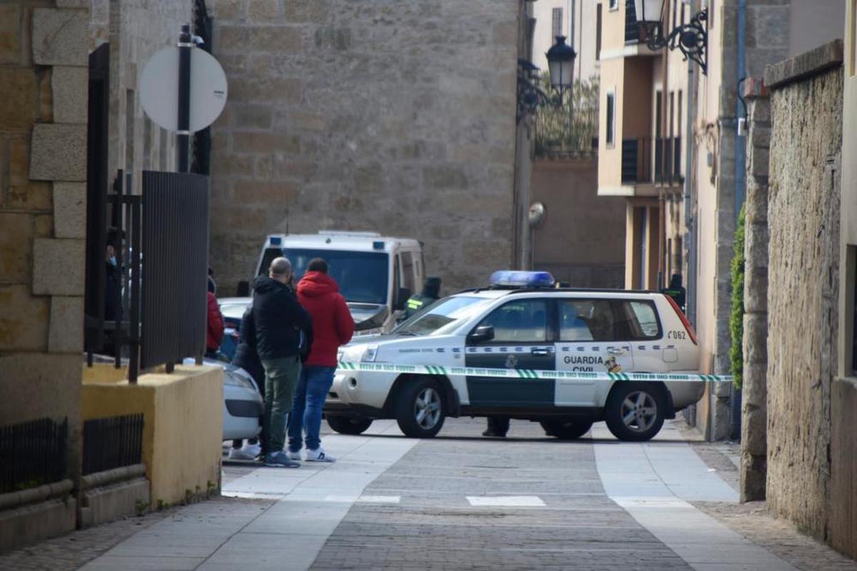 Coches de la Guardia Civil frente al Juzgado de Ciudad Rodrigo