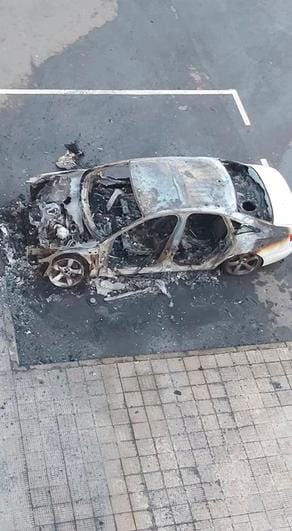 Un incendio deja completamente calcinado un coche en El Encinar