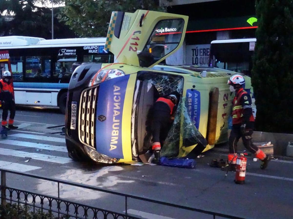 Bomberos trabajando en el paseo de Carmelitas tras el vuelco de la ambulancia.