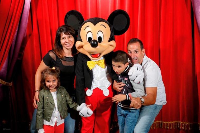 Diego Velasco junto a sus padres y su hermana pequeña en Disneyland