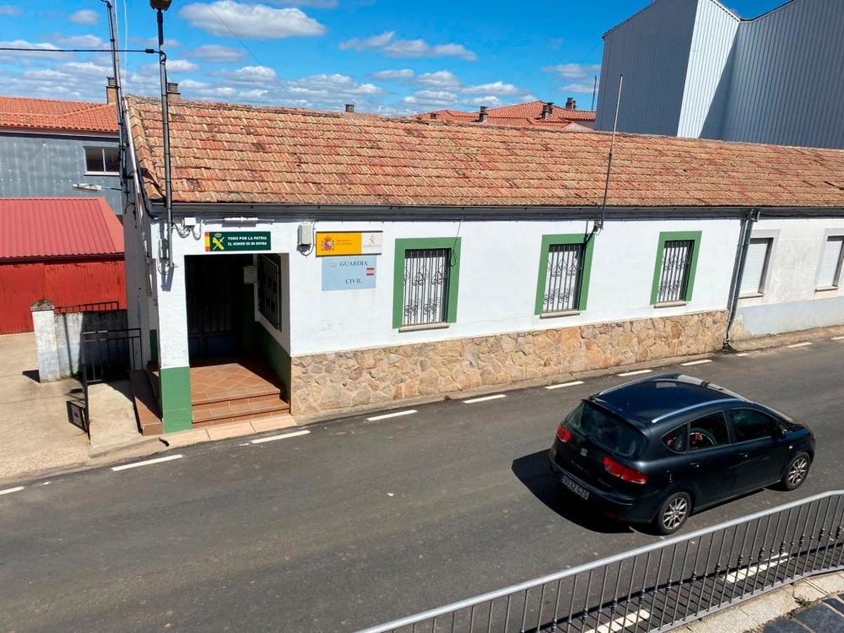 Cuartel de la Guardia Civil de Linares de Riofrío, de donde partió el aviso sobre la banda de estafadores