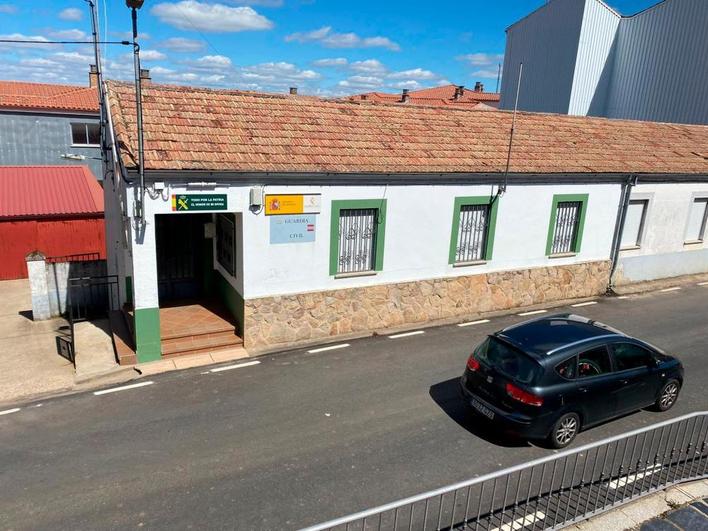 Cuartel de la Guardia Civil de Linares de Riofrío, de donde partió el aviso sobre la banda de estafadores