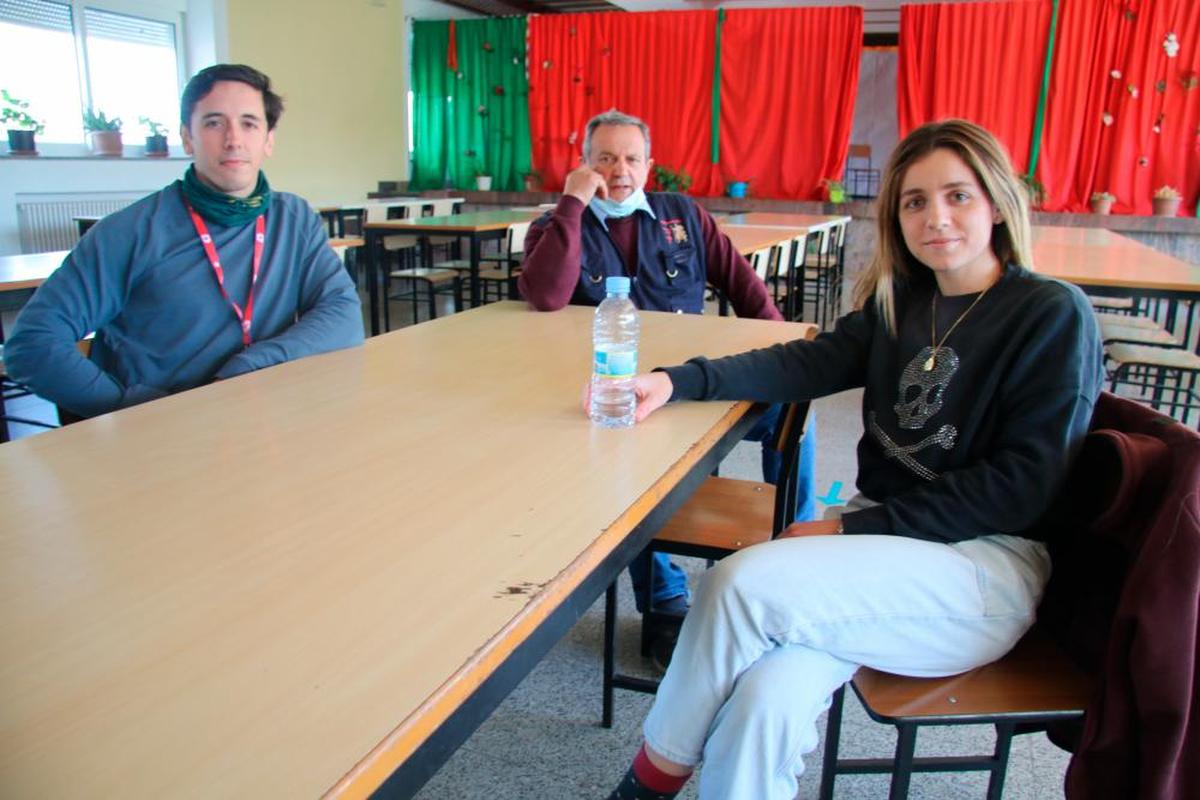 Borja Rosales, Blas Rodríguez e Irene Montes en el colegio de Armenteros.