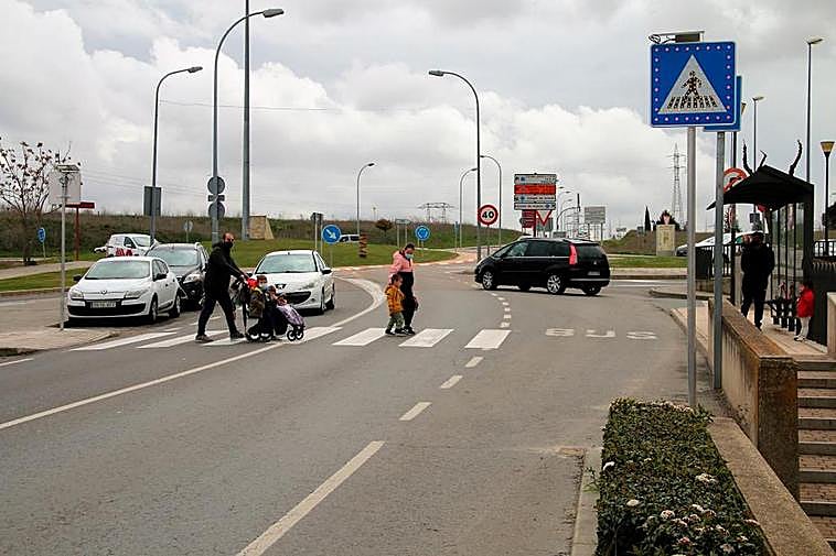 La nueva señalización luminosa de los pasos de peatones en Villamayor, en la zona de los colegios.