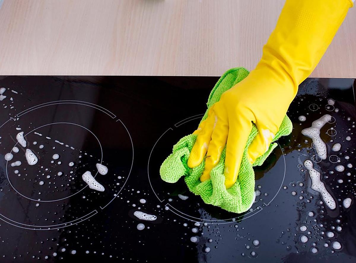 Limpieza de una vitrocerámica.