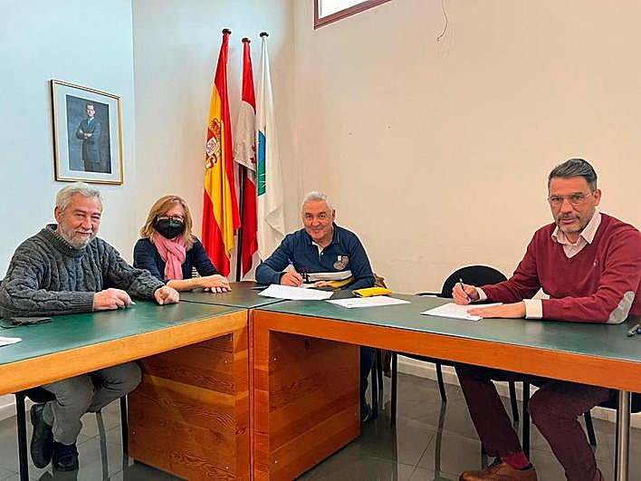 La firma del acuerdo para la ampliación del consultorio.