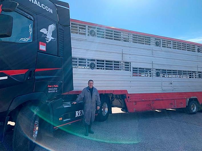 José Antonio Jiménez, junto a su camión