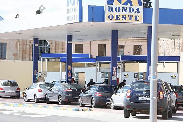 Vehículos esperando para repostar en una gasolinera salmantina