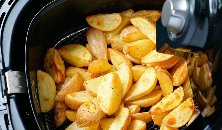 Patatas dentro de una Airfryer.