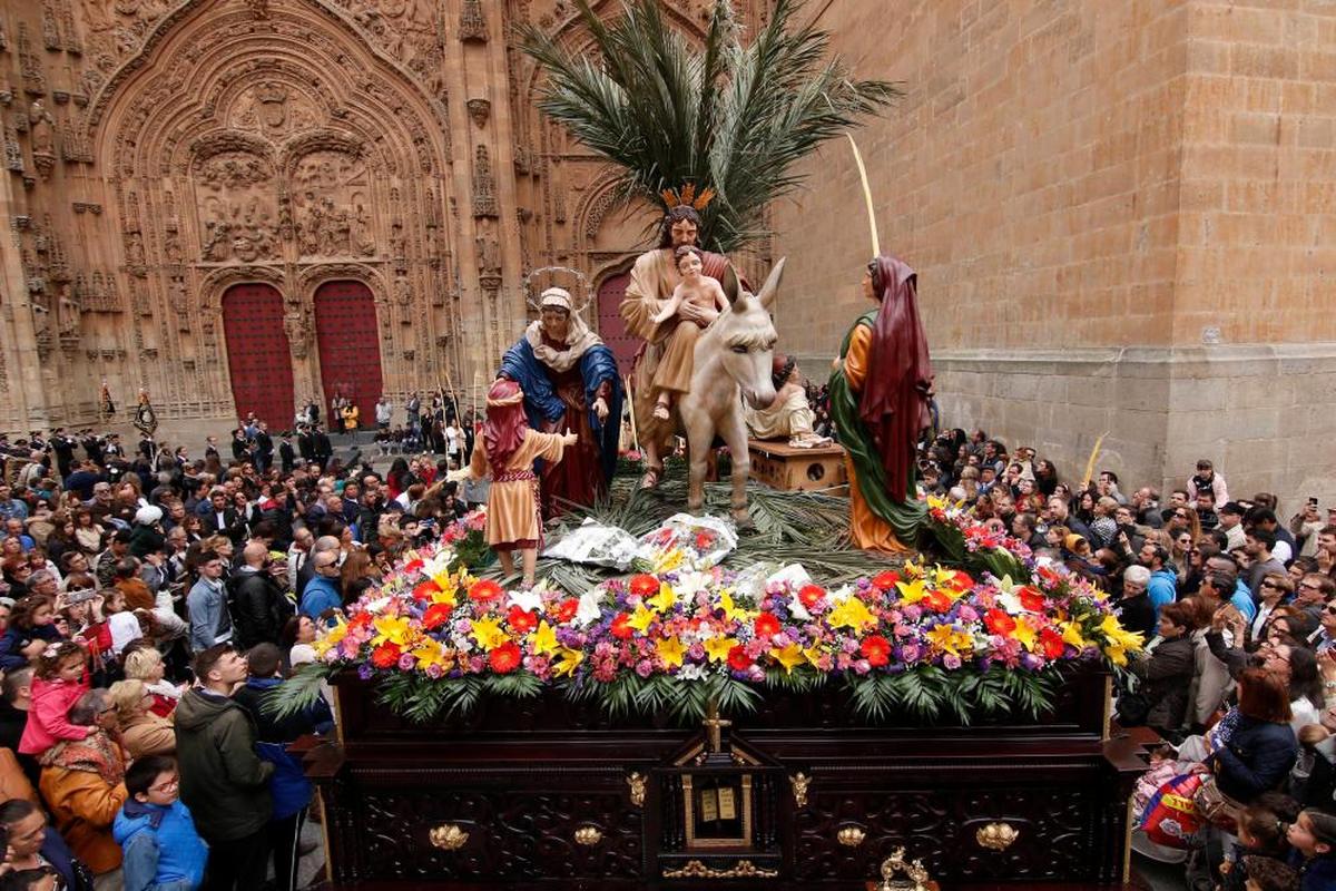 La procesión de ‘La Borriquilla’ saliendo de la catedral