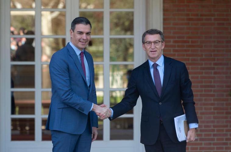 Sánchez y Feijóo se saludan antes de la reunión.