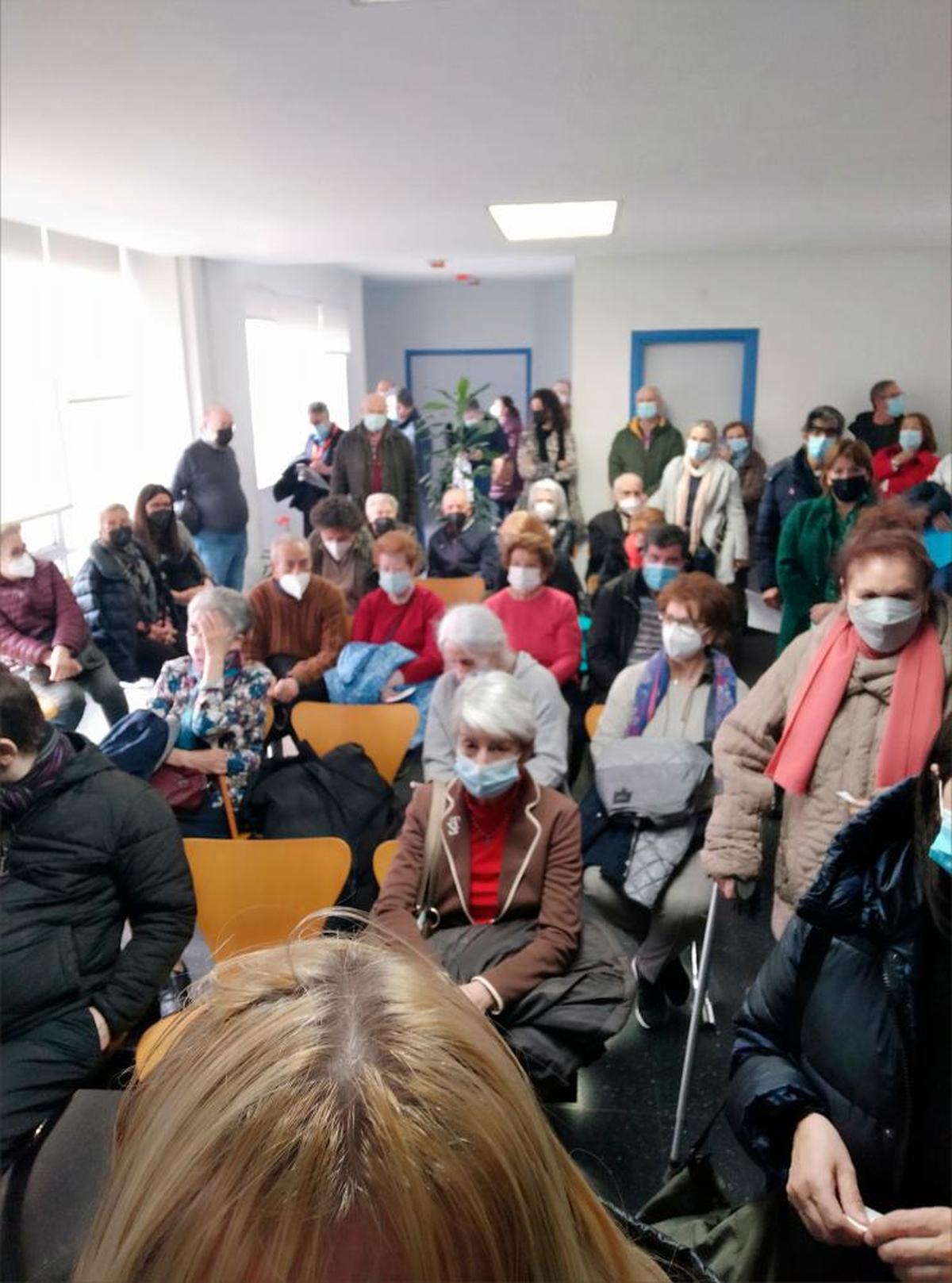 Decenas de personas en la sala de espera de Anestesiología.