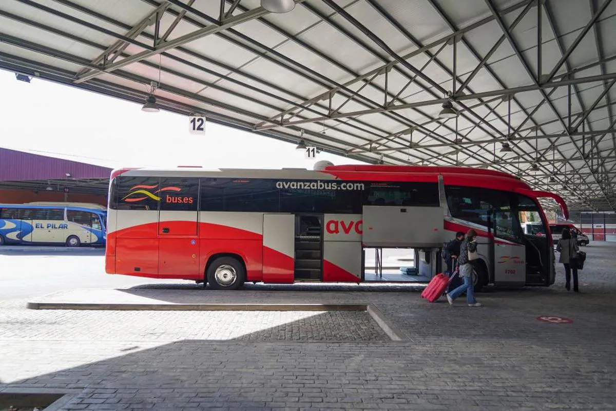 Un autobús de AvanzaBus recién llegado de Madrid, ayer en la estación de Salamanca