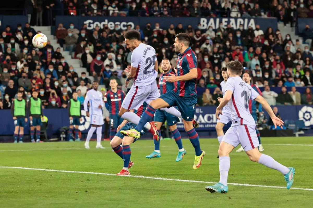 Aubameyang cabecea un balón para marcar el primer gol ante el Levante.