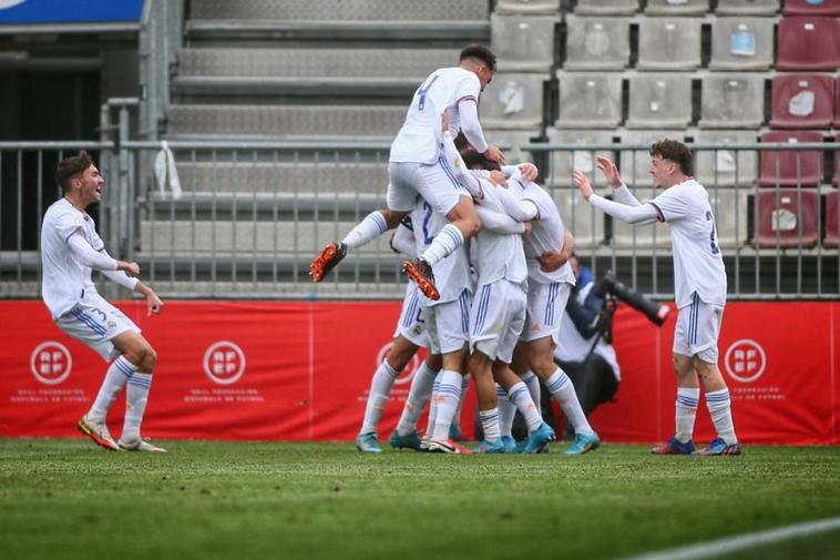 El Real Madrid ‘juvenil’ celebrando uno de los tantos ante el Betis.