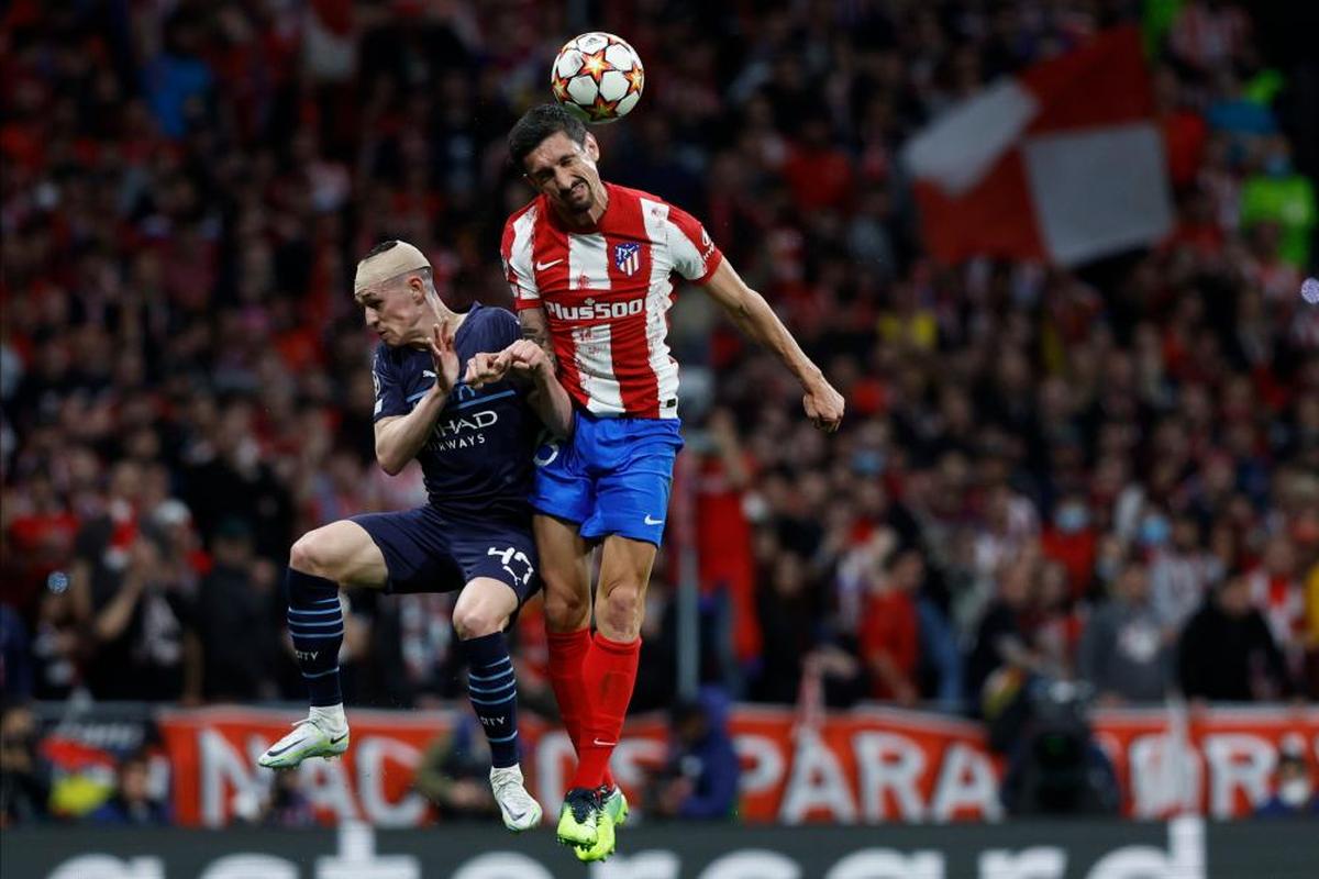 Un balón que lucha Sávic por arriba.