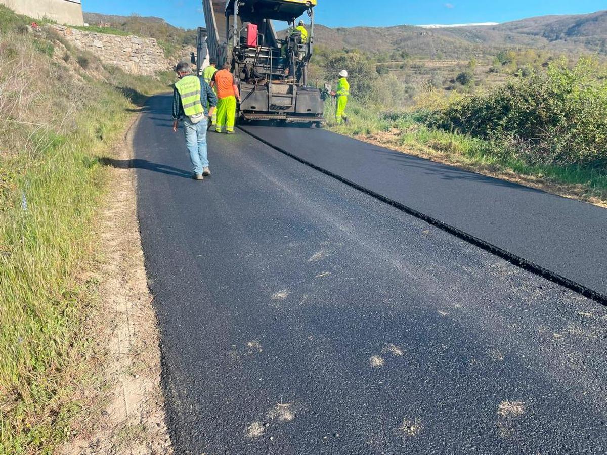 Imagen de los trabajos de asfaltado que la Diputación ha financiado en la carretera del Ituero