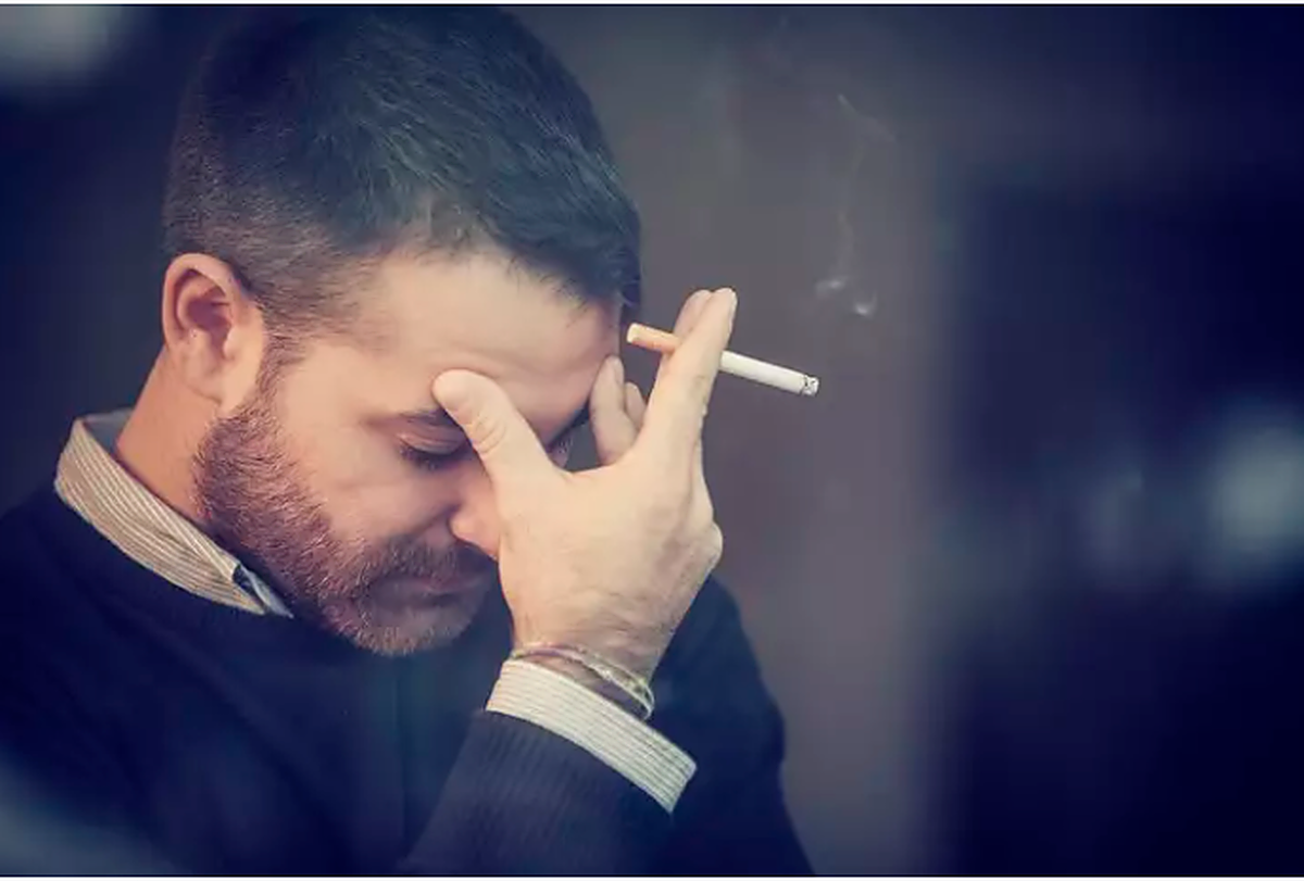 Un hombre con un cigarrillo en la mano