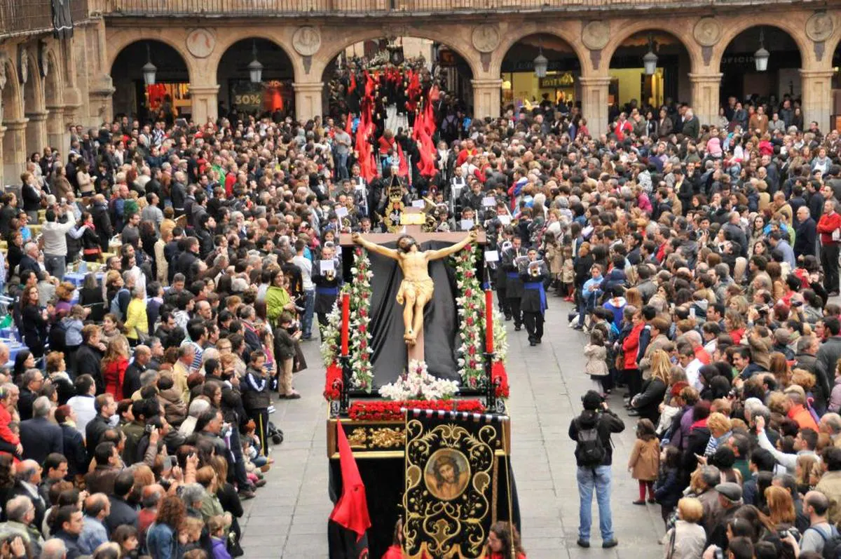 Santísimo Cristo de la Vela a su paso por la Plaza Mayor.