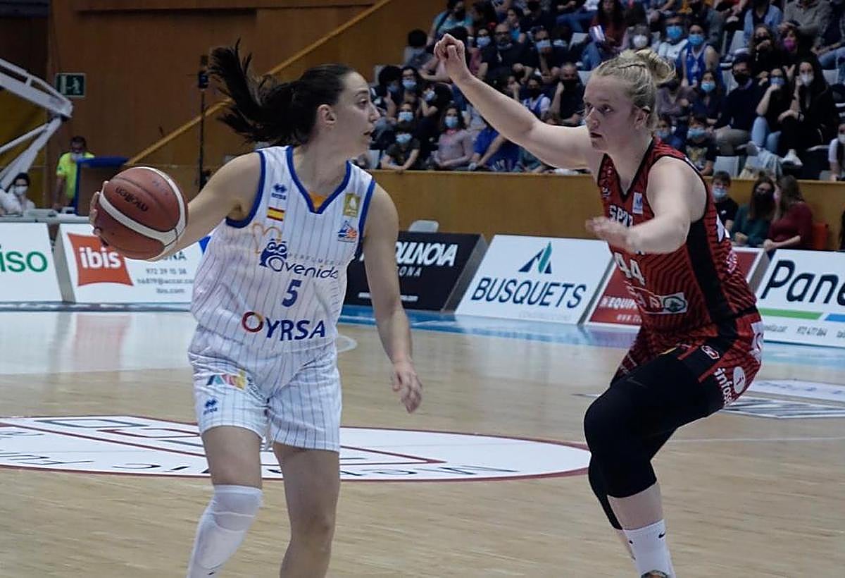 Maite Cazorla maneja el balón frente a Reisingerova.