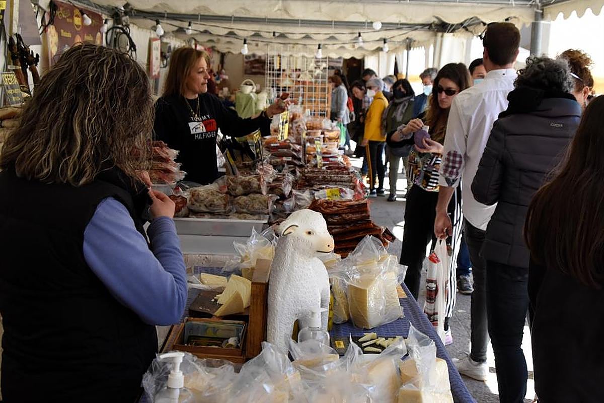 Visitantes recorriendo los puestos instalados en la plaza del Buen Alcalde