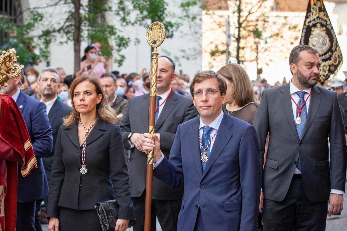 Martínez-Almeida durante una procesión de Semana Santa