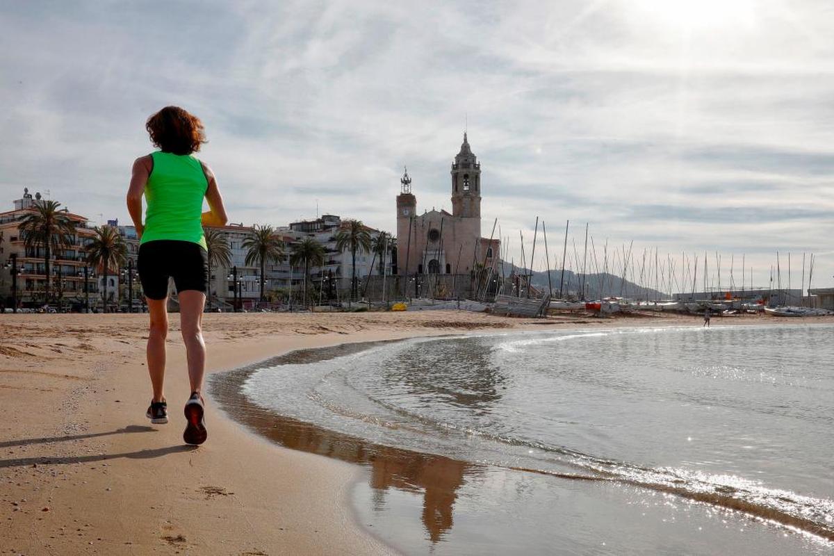 Una mujer hace ejercicio en una playa