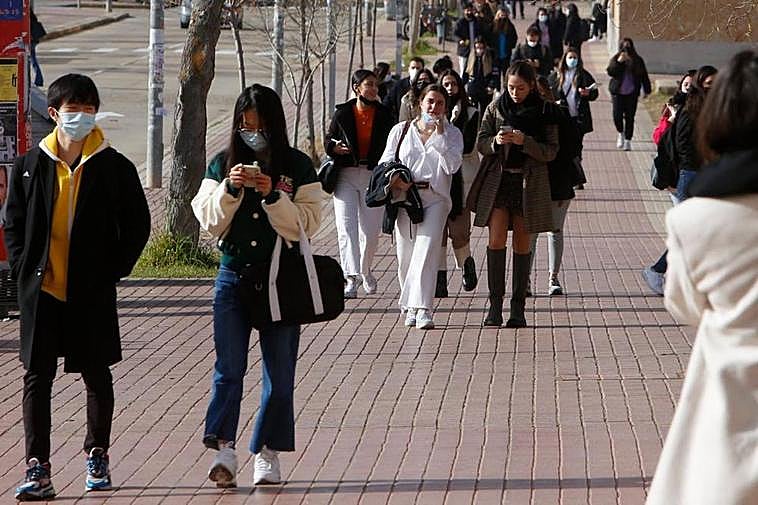 Gente paseando por el campus universitario en Salamanca.