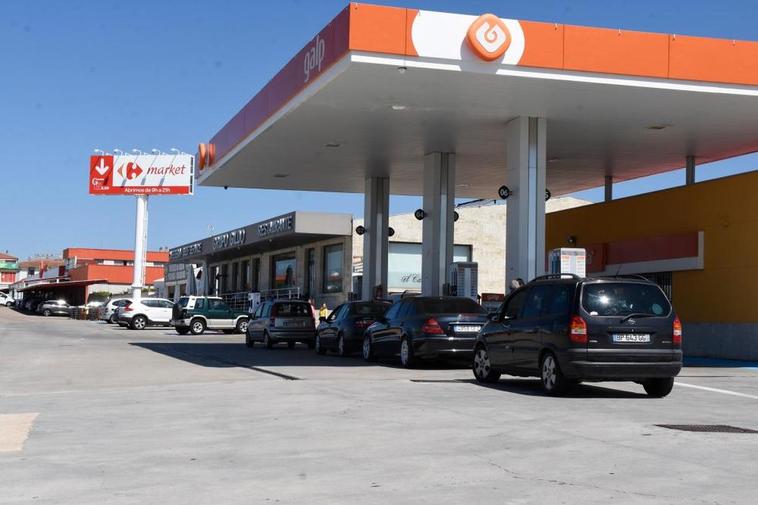 Las gasolineras de La Raya han recuperado buena parte de la intensa actividad previa a la pandemia.