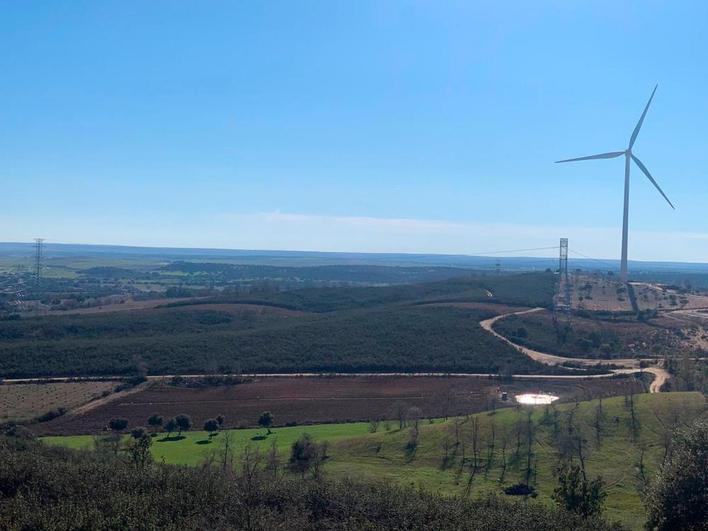 Uno de los aerogeneradores en el término municipal de Santiz.