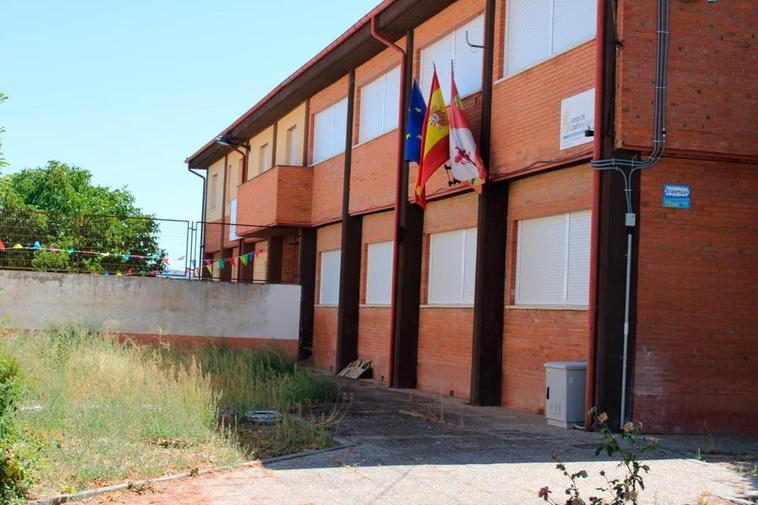 Una tapia separa los dos usos que tiene ahora el edificio.