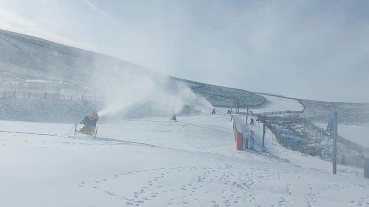 Los cañones de nieve trabajando en la estación de esquí de La Covatilla