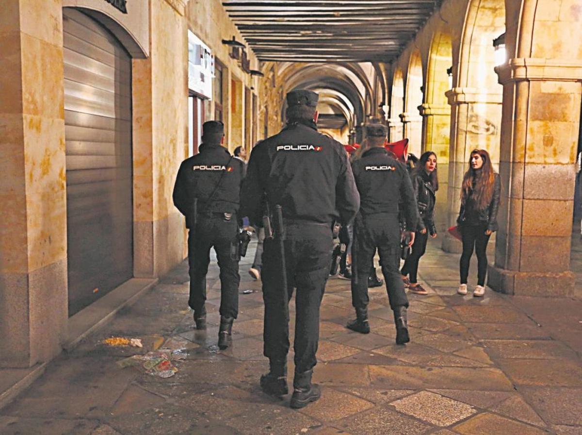 Agentes de la Policía Nacional en otra intervención en la Plaza Mayor